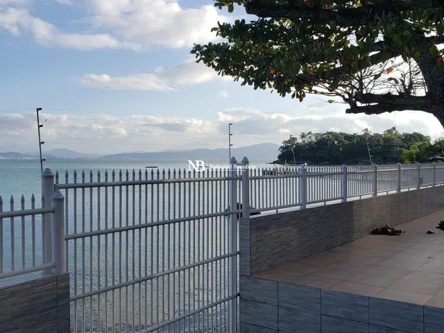 Imagem 4: Casa com 5 Quartos à Venda na Beira-Mar de Sambaqui, Florianópolis