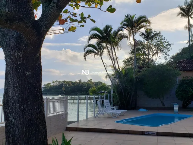 Imagem 2: Casa com 5 Quartos à Venda na Beira-Mar de Sambaqui, Florianópolis