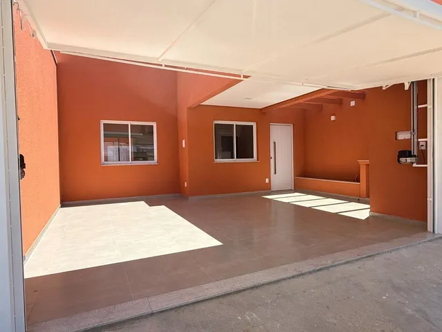 Imagem: A casa possui 3 Dormitórios, 1 Suíte, 2 Vagas na garagem,