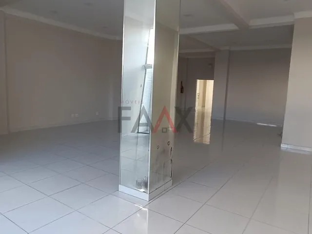 Imagem 3: Sala Comercial Ampla com 211M² e Acessibilidade para Locação no Centro