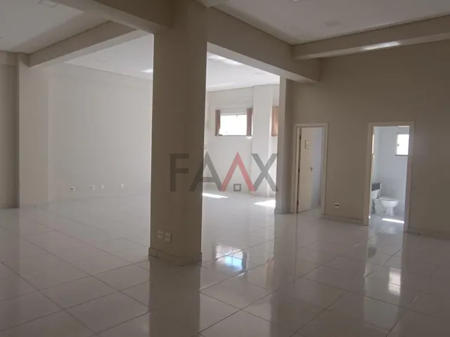 Imagem 9: Sala Comercial Ampla com 211M² e Acessibilidade para Locação no Centro