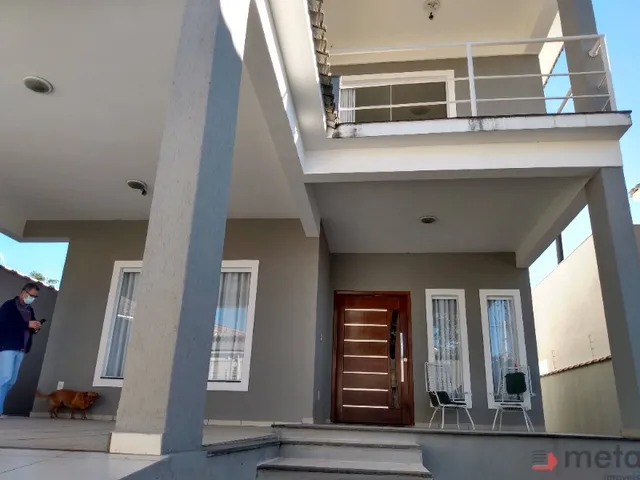 Imagem: A casa possui 3 Dormitórios, 1 Suíte, 3 Banheiros, 2
