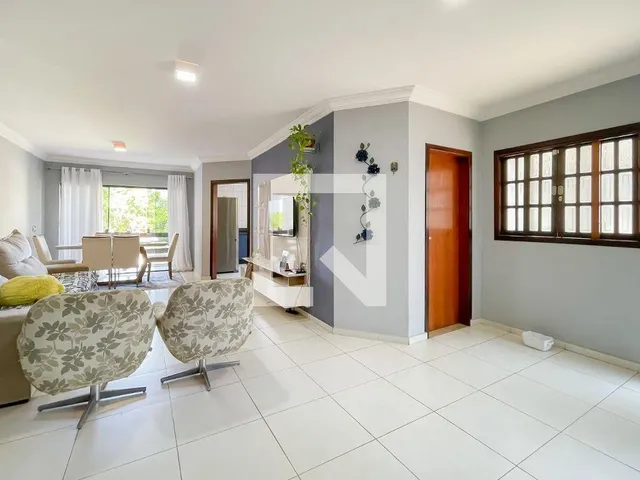 Imagem: A casa possui 3 Dormitórios, 1 Suíte, 2 Banheiros, 2