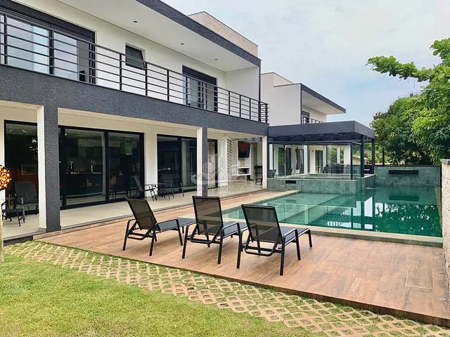Imagem: A casa possui 8 Dormitórios, 8 Suítes, 12 Banheiros,