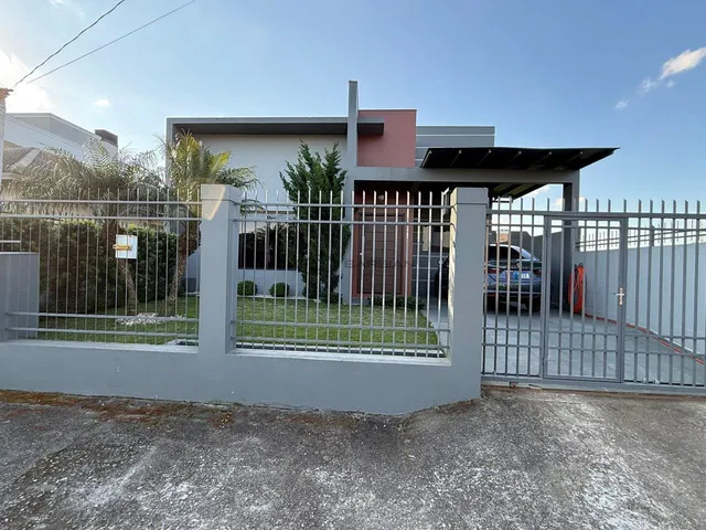 Imagem: A casa possui 3 Dormitórios, 1 Suíte, 3 Banheiros, 2