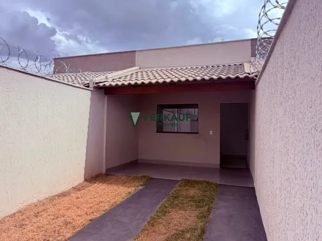 Imagem: A casa possui 2 Dormitórios, 1 Suíte, 2 Banheiros, 2