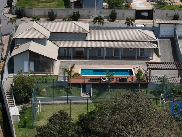 Imagem: Chácara com 4 Quartos e 4 Banheiros À