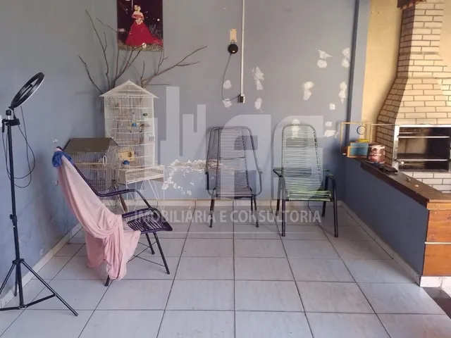 Imagem: A casa possui 2 Dormitórios, 1 Suíte, 1 Banheiro, 2 Vagas