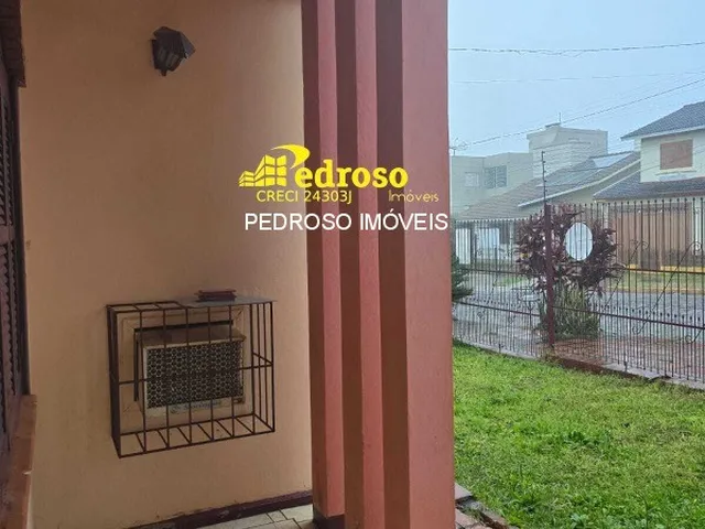 Imagem: A casa possui 3 Dormitórios, 2 Banheiros, 3 Vagas na