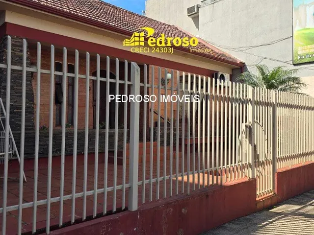 Imagem: A casa possui 3 Dormitórios, 1 Suíte, 2 Banheiros, 3
