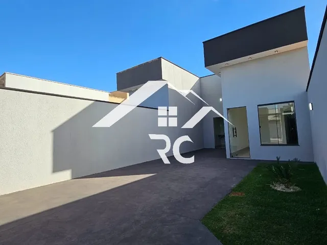 Imagem: A casa possui 3 Dormitórios, 1 Suíte e está localizado