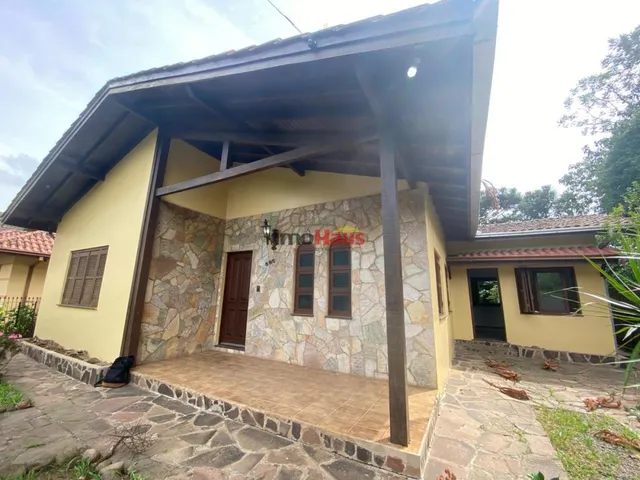 Imagem: A casa possui 3 Dormitórios, 2 Banheiros, 2 Vagas na