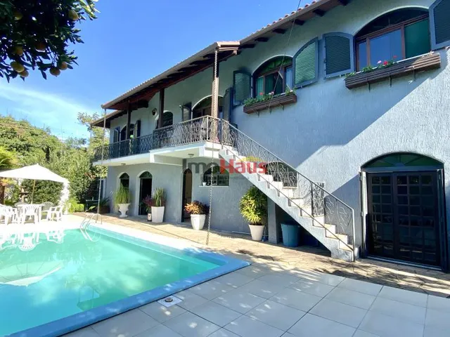 Imagem: A casa possui 4 Dormitórios, 1 Suíte, 4 Banheiros, 265m²
