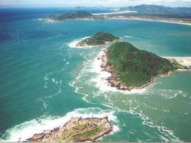 Imagem: A casa possui 6 Dormitórios, 4 Suítes, 5 Banheiros, 2