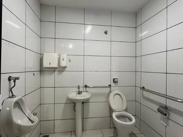 Imagem 4: Casa Comercial Loja com 4 banheiros