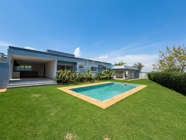 Imagem: A casa em condomínio possui 3 Dormitórios, 3 Suítes, 5