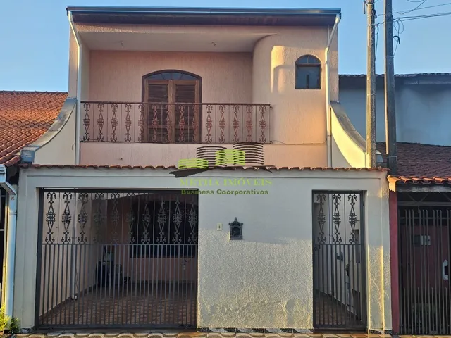 Imagem: A casa possui 4 Dormitórios, 1 Suíte, 3 Banheiros, 4