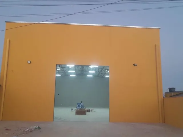 Imagem: O depósito possui 3 Banheiros, 12 Vagas na garagem,