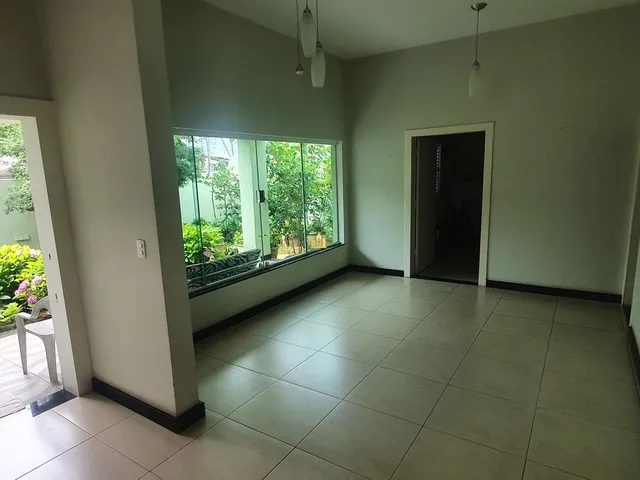 Imagem 4: Espetacular Casa de 5 Quartos com 2 Suítes no Centro de Esmeraldas-Mg: 200M², 2 Salas, 3 Banheiros e 2 Vagas de Garagem!