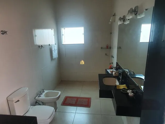 Imagem 11: Espetacular Casa de 5 Quartos com 2 Suítes no Centro de Esmeraldas-Mg: 200M², 2 Salas, 3 Banheiros e 2 Vagas de Garagem!