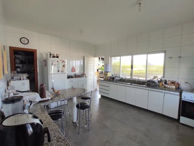 Imagem 16: Casa de Alto Padrão no Condomínio Belvedere, Esmeraldas - 4 Quartos, Piscina, 5 Vagas de Garagem - Luxo e Conforto!