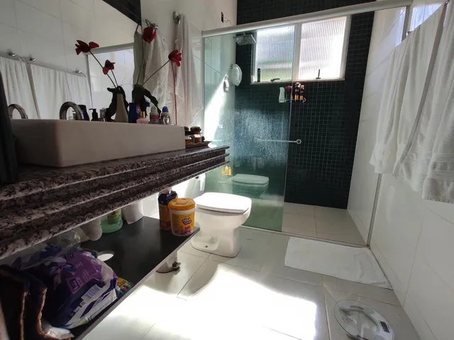 Imagem 15: Casa de Alto Padrão no Condomínio Belvedere, Esmeraldas - 4 Quartos, Piscina, 5 Vagas de Garagem - Luxo e Conforto!