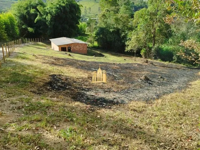 Imagem: A chácara possui 2 Dormitórios, 1 Banheiro, 2.000m² de