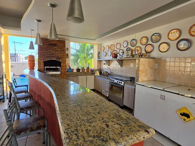 Imagem 9: Casa Alto Padrão com 5 Quartos, 4 Suítes e Piscina em Esmeraldas