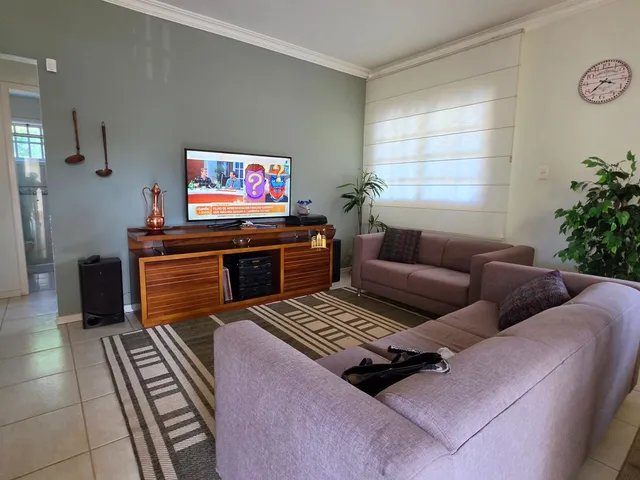 Imagem 2: Casa Alto Padrão com 5 Quartos, 4 Suítes e Piscina em Esmeraldas