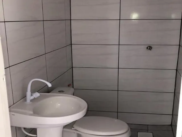 Imagem 5: Duas Salas Comerciais com Banheiro. Sala da Frente Área de 75M R$2.200,00, e Atrás Área de 90M R$ 1.100,00