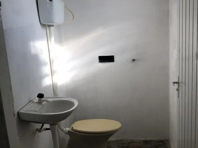 Imagem 9: Duas Salas Comerciais com Banheiro. Sala da Frente Área de 75M R$2.200,00, e Atrás Área de 90M R$ 1.100,00