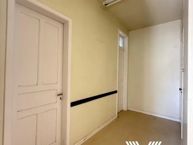 Imagem 3: Sala Comercial para Locação no Centro; Entre em Contato Conosco para Mais Informações
