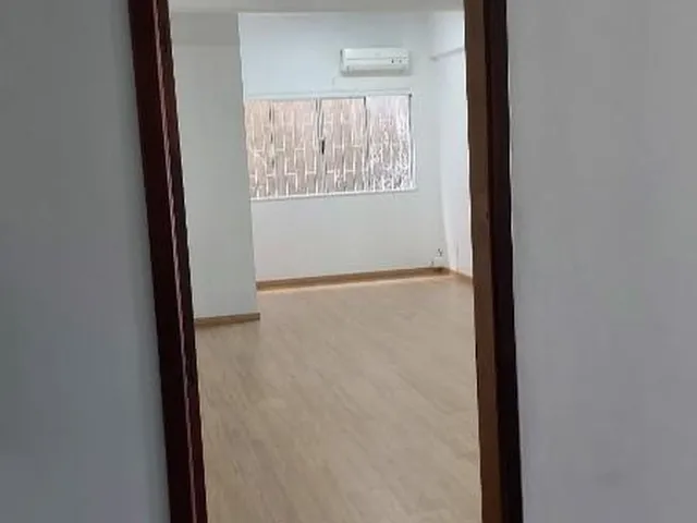 Imagem 7: Sala Comercial Frente com Grades de Segurança Piso Laminado Persiana na Janela Ideal para Lojistas Ou Similares