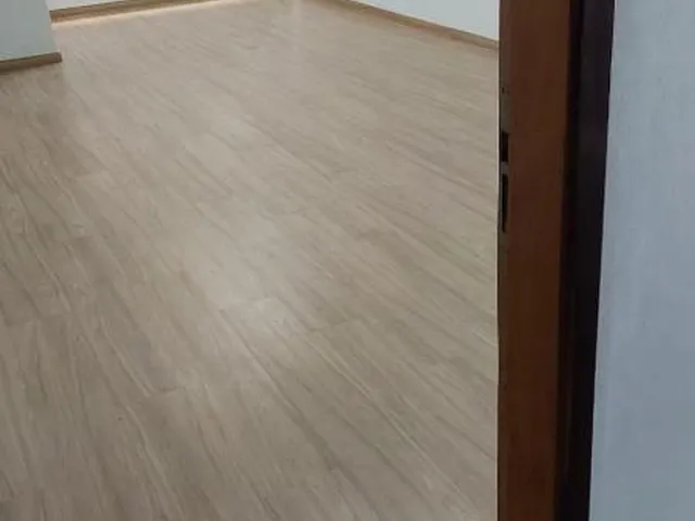 Imagem 6: Sala Comercial Frente com Grades de Segurança Piso Laminado Persiana na Janela Ideal para Lojistas Ou Similares