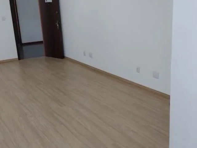 Imagem 2: Sala Comercial Frente com Grades de Segurança Piso Laminado Persiana na Janela Ideal para Lojistas Ou Similares