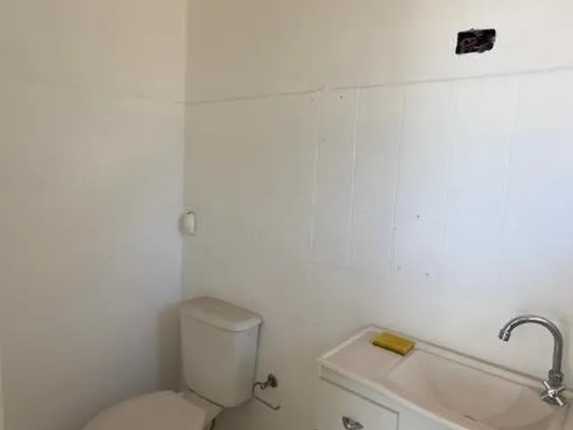 Imagem 2: Sala Comercial para Locação no Centro, 01 Banheiro; Entre em Contato Conosco para Mais Informações
