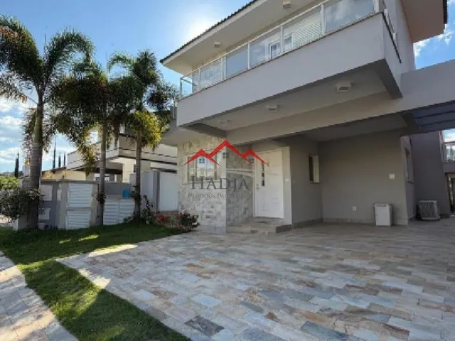 Imagem: Casa com 3 Suítes e Piscina À Venda no