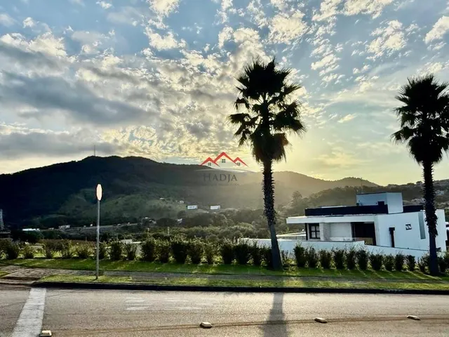 Imagem: Terreno de Esquina À Venda no Condomínio