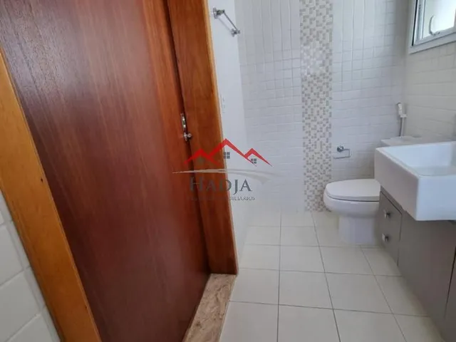 Imagem 8: Casa com 3 Suítes e Área Gourmet, À Venda no Bosque dos Jatobás
