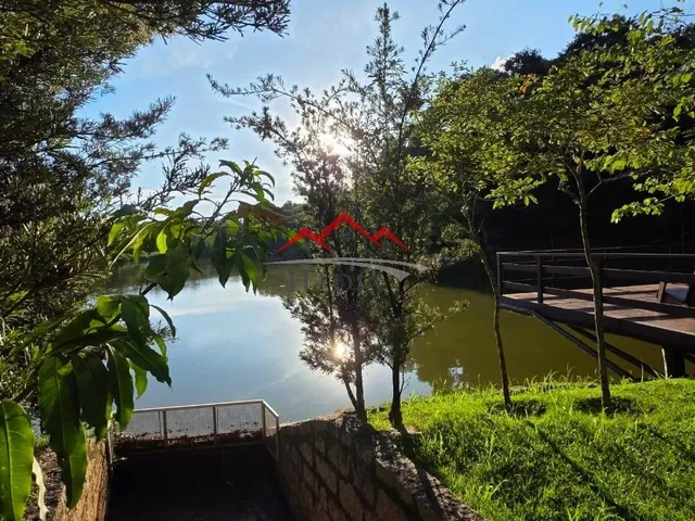 Imagem 6: Casa com 3 Suítes e Área Gourmet, À Venda no Bosque dos Jatobás