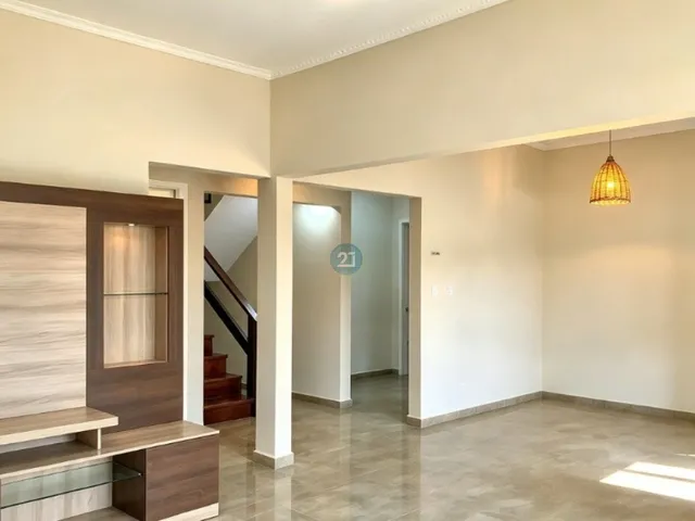 Imagem 3: Alugo Casa Reformada, com Amplo Jardim, 04 Quartos, 02 Garagens, com 300M² Privativo, no Jardim Atlântico, Florianópolis