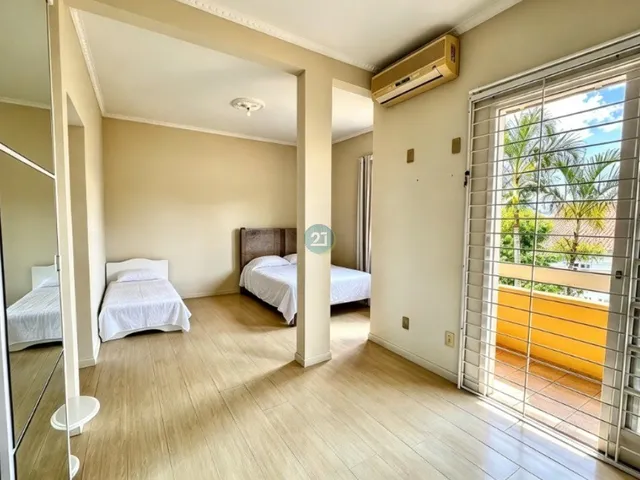 Imagem 2: Alugo Casa Reformada, com Amplo Jardim, 04 Quartos, 02 Garagens, com 300M² Privativo, no Jardim Atlântico, Florianópolis