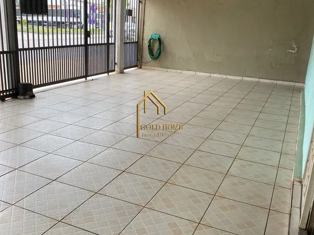 Imagem: A casa possui 3 Dormitórios, 2 Banheiros, 2 Vagas na