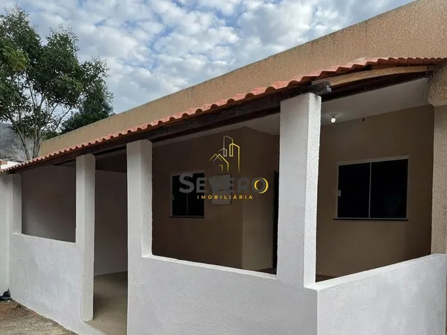 Imagem: A casa possui 3 Dormitórios, 1 Banheiro, 1 Vaga na
