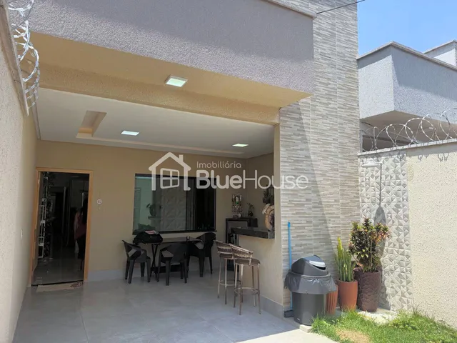 Imagem: A casa possui 6 Dormitórios, 1 Suíte, 1 Banheiro, 2 Vagas