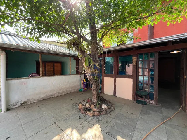 Imagem 8: Casa 2 Quartos no Coophema | Madeira, Pedra e Área de Lazer