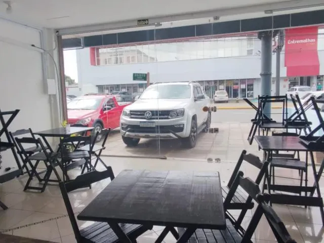 Imagem: Loja Ampla em Via de Grande Movimento