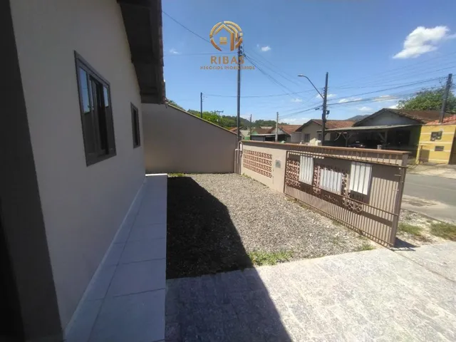 Imagem 10: Casa Padrão a Venda no Bairro Tifa Martins em Jaraguá do Sul - 01 Suíte + 02 Quartos
