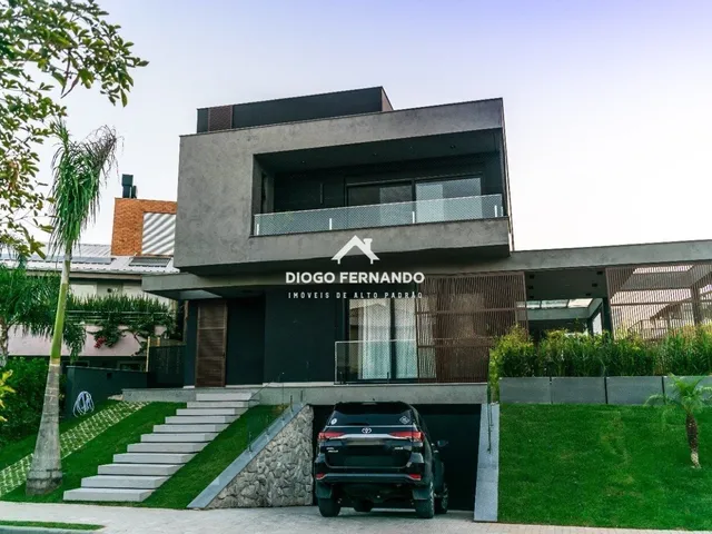Imagem: A casa possui 5 Dormitórios, 2 Suítes, 5 Banheiros, 2