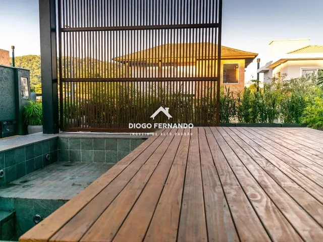 Imagem 4: Casa Alto Padrão em Condomínio no Campeche com 5 Dormitórios, Piscina Aquecida e Pé-Direito Duplo